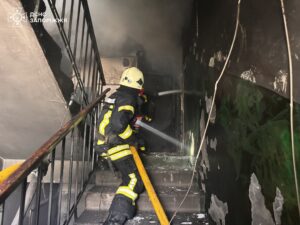 В ДСНС показали, як з пожежі рятували мешканців п’ятиповерхівки у Запоріжжі (ВІДЕО)