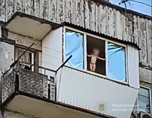 Ледь не закінчилося трагедією: у Запоріжжі трирічний малюк майже не випав із вікна (ФОТО)