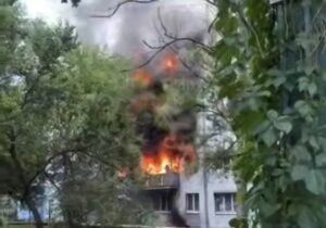 Наслідки масштабної пожежі багатоповерхівки в Запоріжжі: за життя 4-х людей боряться медики (ВІДЕО)