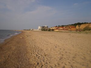 Як зараз виглядають пляжі й відпочинок в Кароліно-Бугаз на Одещині (ВІДЕО, ФОТО)