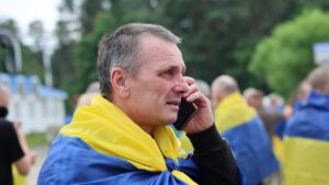 Герої вдома: Україна повернула з російського полону нову групу військових та цивільних (ФОТО, ВІДЕО)