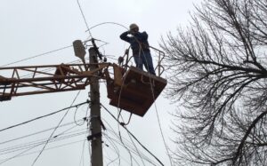 Уся бригада в лікарні: ворог знову атакував працівників “Запоріжжяобленерго”
