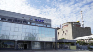 Одна із будівель ЗАЕС потрапила під обстріл: що відомо