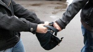 У Запоріжжі чоловік запропонував незнайомцю напій, а потім пограбував