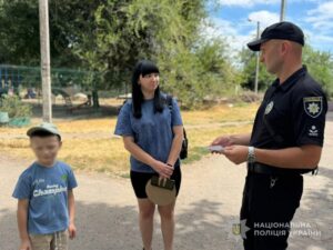 Сітка не врятує: поліція Запоріжжя нагадує про ризики падіння дітей з вікон (ФОТО)