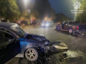 Авто розлетілися по дорозі: у Запоріжжі через ДТП обмежили рух транспорту