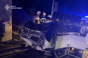 У Запоріжжі з понівеченого авто дістали 16-річного водія: він в’їхав у мостову опору