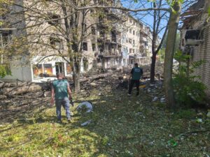 Вирви, уламки і токсичний ґрунт: що залишила нічна атака росіян по Запоріжжя – Екоінспекція (ФОТО)
