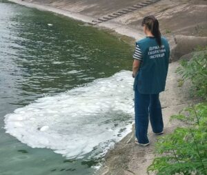 Дніпро позеленів: що виявили екологи (ФОТО)