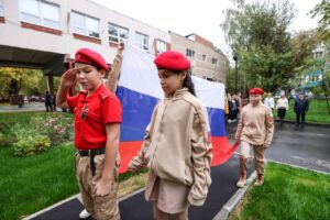 У Мелітополі дітей вчать “шукати диверсантів ЗСУ” і дарують зошити з путіним