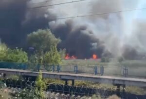 У передмісті Запоріжжя величезна пожежа (ВІДЕО)
