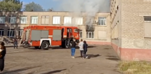 У спальному районі Запоріжжя горить школа (ВІДЕО)