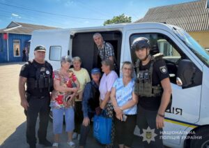 “Дома горять, неможливо жити”: поліція врятувала мешканців Василівського району під обстрілами (ВІДЕО, ФОТО)