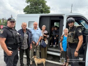 Евакуація триває: запорізькі поліцейські вивезли з Приморського ще шістьох людей (ВІДЕО)
