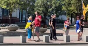 Заважає спати дитині: у Запоріжжі чоловік вимагав від поліції зупинити акцію рідних військовополонених (ВІДЕО)