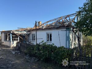 Поранена жінка та зруйновані будинки: поліція показала наслідки обстрілу на Запоріжжі (ФОТО)
