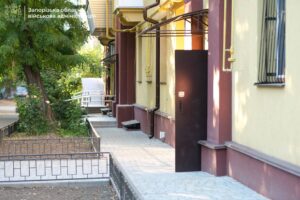 У Запоріжжі відновили багатоповерхівку, яку зруйнували обстріли в 2022 році (ФОТО)