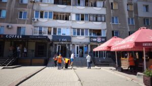 “Він підлетів, завмер, а ми дивилися на нього”: очевидці про момент удару дрона в Запоріжжі