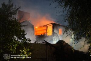 “Вікна побиті, труби розплавлені, електрика порушена”: як зараз виглядає місце нічних прильотів у Запоріжжі (ВІДЕО, ФОТО)