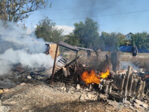 421 удар по Запорізькому району: поліція показала фото руйнувань від прильотів