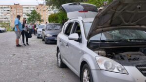 Машины прошило насквозь: как выглядит двор многоэтажек в Запорожье после прилета российского РСЗО (ВИДЕО)