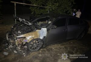У Запоріжжі під час комендантської години чоловік підпалив авто знайомого (ФОТО)