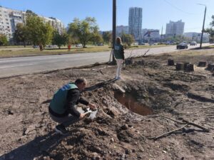 Екоінспектори показали воронки від ударів по Запоріжжю 22 вересня (ФОТО)