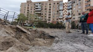 В Запорожье коммунальщики продолжают ликвидацию последствий вражеской атаки