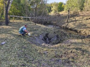 Екологи знову зафіксували масштабну воронку і забруднення після обстрілу Запоріжжя (ФОТО)