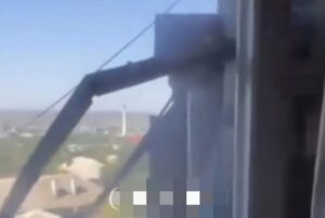 У Запоріжжі FPV-дрон влетів у балкон багатоповерхівки (ВІДЕО)