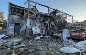 Росіяни атакували АТБ у Запоріжжі: є поранені (ФОТО, ВІДЕО)