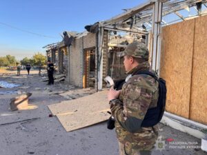 Троє загиблих та двоє поранених: поліція показала як виглядає Запоріжжя після обстрілу (ФОТО)