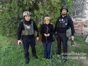Василівські поліцейські евакуювали 67-річну жительку Приморського з її котиком (ВІДЕО, ФОТО)