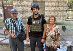 Врятували дитину Другої світової: запорізька поліція продовжує евакуювати людей з Приморського