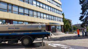Запорізька податкова потерпає від відсутності води: працівники використовують підручні засоби (ФОТО, ВІДЕО)