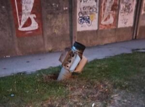 Уламок «Торнадо-С» стирчить із землі посеред вулиці Запоріжжя (ФОТО)