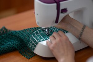 Жителі Запоріжжя можуть безкоштовно навчитися шити в новій майстерні (ФОТО)