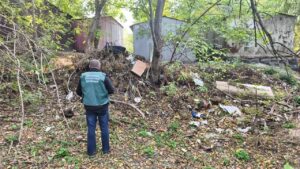 Экоинспекторы обнаружили незаконную свалку во дворах многоэтажки (ФОТО)