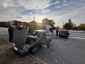 У Запоріжжі рятувальники деблокували водія, затиснутого в авто після ДТП (ФОТО)