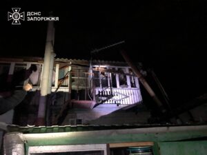 Спасатели показали, как выглядит дом на Запорожье после обстрела россиян (ФОТО)
