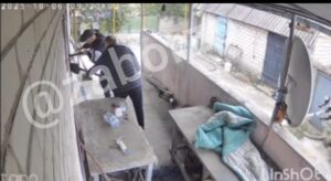 На Запоріжжі двоє мародерів потрапили на камеру (ВІДЕО)