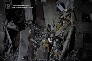 Нічна атаки на Запоріжжя: рятувальники дістали з-під завалів загиблого чоловіка