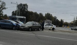 У Запоріжжі на кільці Оріхівського шоссе потрійна ДТП (ВІДЕО)