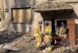 З-під завалів у Запоріжжі дістали чоловіка: пошуки тривають