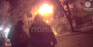 Патрульна поліція показала перші хвилини після нічного удару по Запоріжжю (ВІДЕО)