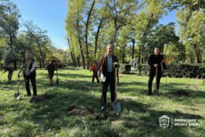 В Запорожье высадили 60 новых деревьев в Дубовой Роще (ФОТО)