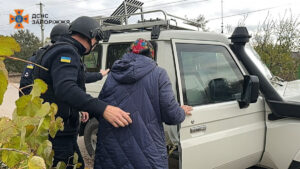 Витягнули з-під обстрілів: рятувальники евакуювали 83-річну жінку з прифронтової Преображенки (ФОТО)