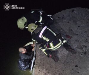 У Запоріжжі надзвичайники врятували 52-річного чоловіка з річки