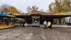 У Запоріжжі запрацював новий луна-парк: ціни на атракціони (ФОТО, ВІДЕО)