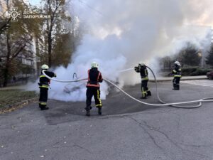 У Запоріжжі посеред вулиці загорівся легковик Hyundai (ФОТО)